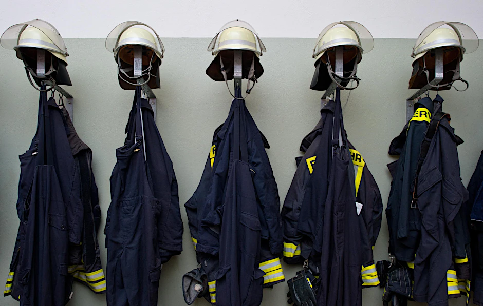 Feuerwehruniformen hängen in der Freiwilligen Feuerwehr in Brandenburg (Symbolfoto).