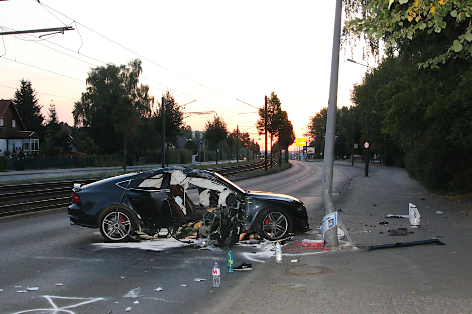 Der Audi A7 auf der Raoul-Wallenberg-Straße nach dem Laternen-Crash.