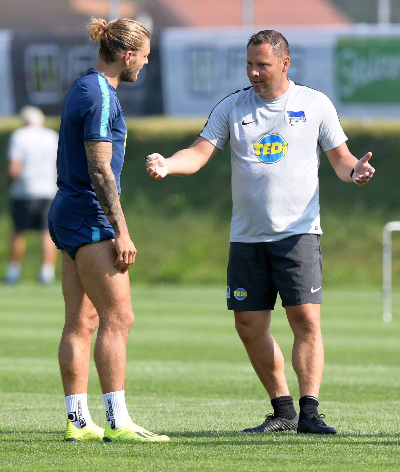 Coach Pal Dardai erklärt Alexander Esswein genau, was er von ihm sehen will.