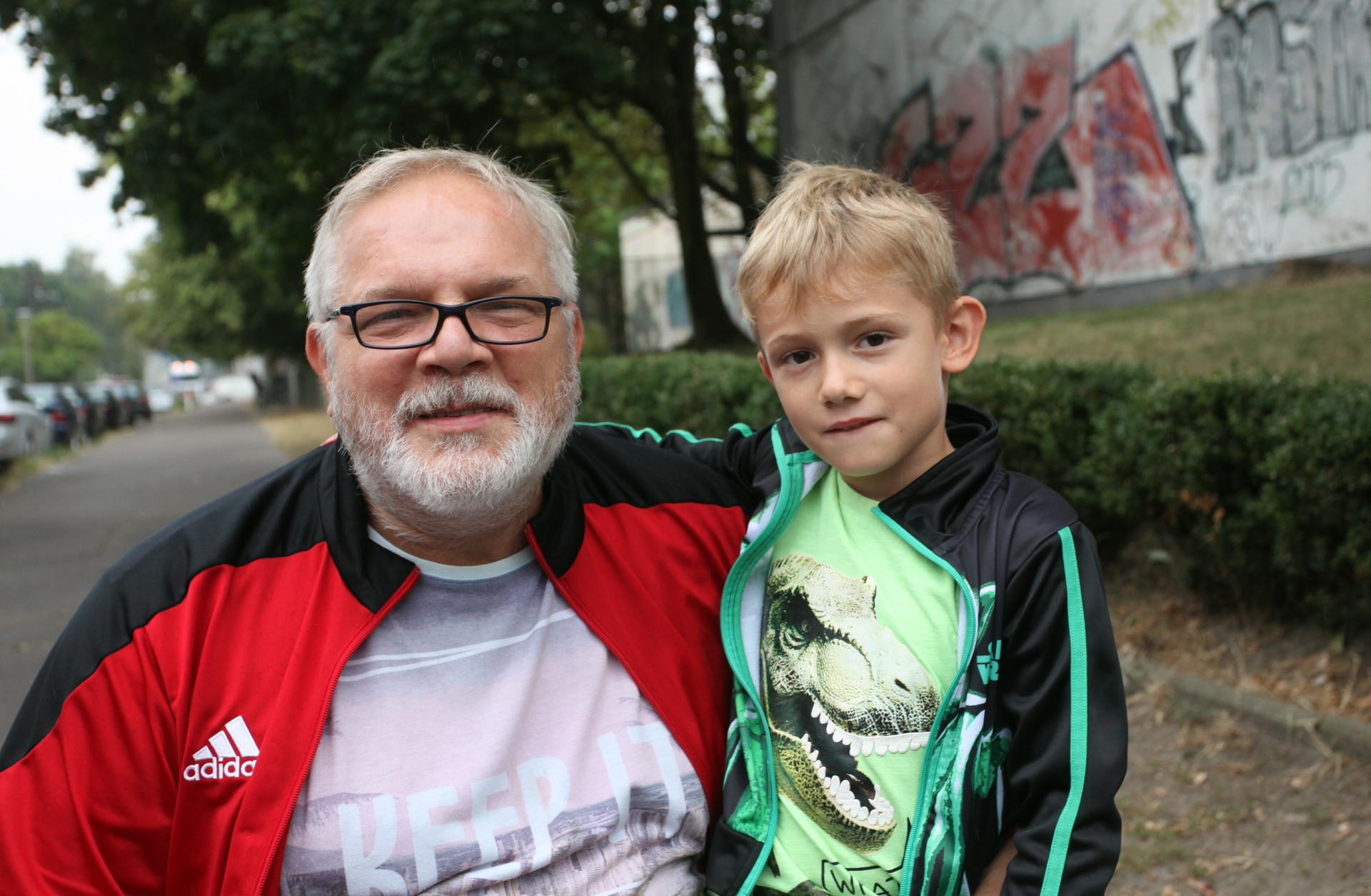 Jörg F. (57) mit Sohn Rocco (5) vor der betroffenen Kita. „Es ist das Allerletzte, Kinder verletzen zu wollen“, sagt der Vater.