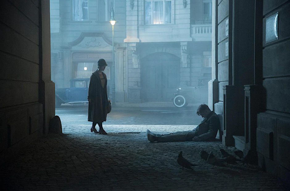 Liv Lisa Fries (Charlotte Ritter) und Volker Bruch (Geron Rath) in einer Szene der Serie «Babylon Berlin» . Ab dem 21. August geht es mit dem Casting für die dritte Staffel los.