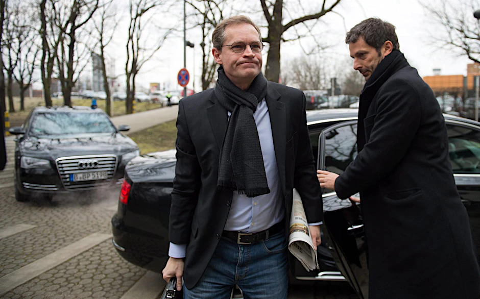 Michael Müllers gepanzerter S-Klasse-Mercedes, ein Benziner mit 530 PS, bläst im Realbetrieb 408 Gramm Kohlendioxid je Kilometer in die Luft. 