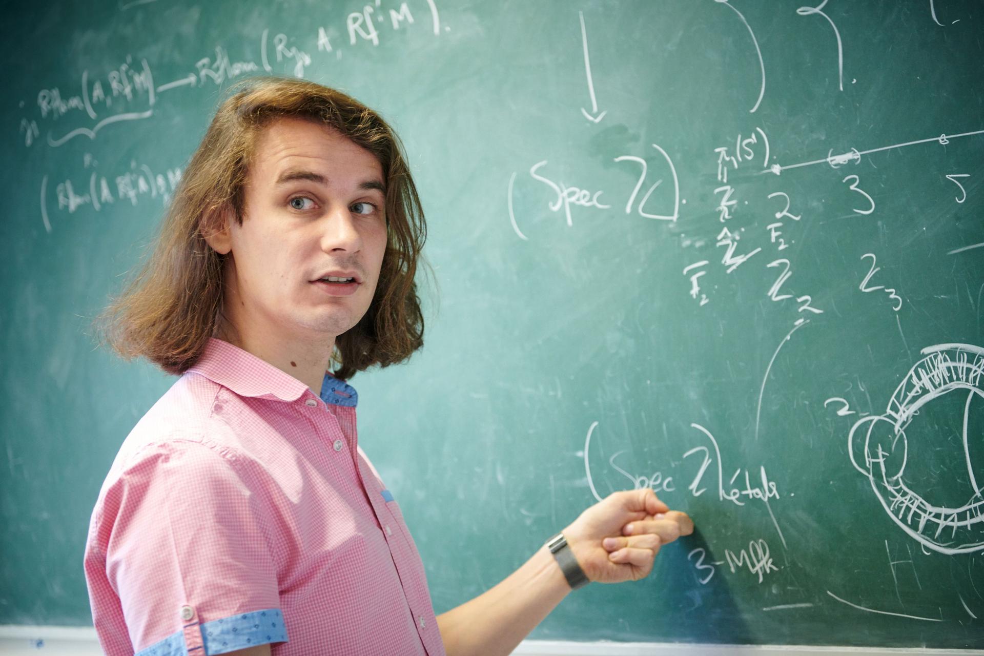 Seine Lehrer in Berlin konnten ihm als Teenager kaum noch etwas beibringen, und sein Doktorvater holt sich inzwischen Rat bei ihm. Der Mathematiker Peter Scholze hat nun eine der höchsten Mathematik-Auszeichnungen bekommen.