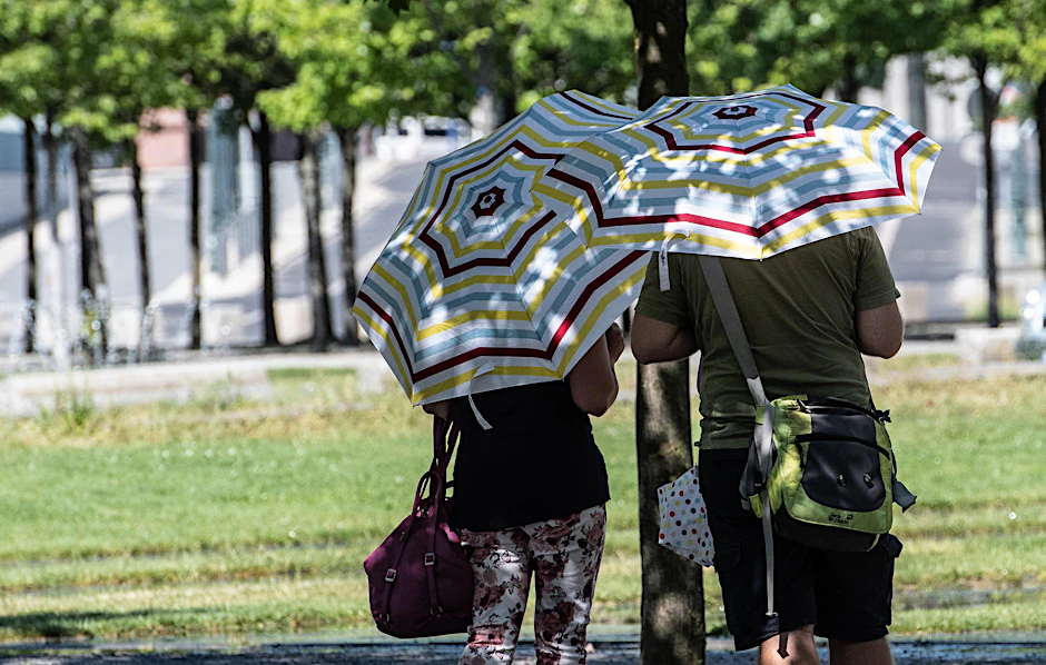 Sonnenschutz muss sein: Die Sonne wird die kommenden Tage bei hohem Temperaturen unbarmherzig ballern.