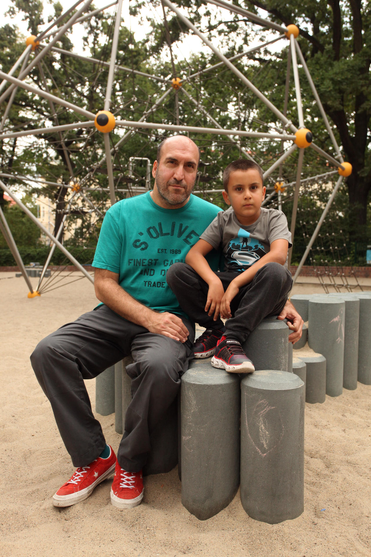 Drucker Hassan A. (44) mit Sohn Robin (6): „Der Täter muss jemand sein, der mit seinem Leben nicht klarkommt und seinen Hass an Kinder auslässt“, sagt Hassan A. 