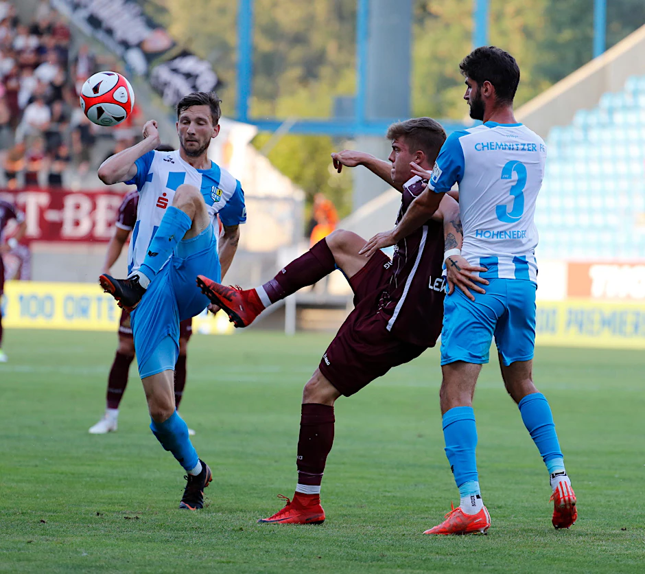 BFC-Stürmer Mateusz Lewandowski (M.) hat es in Chemnitz nicht leicht.
