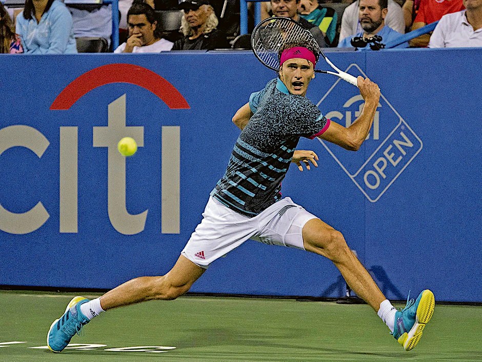 Alexander Zverev spielt die Kugel zu Bruder Mischa, der drischt sie zurück.