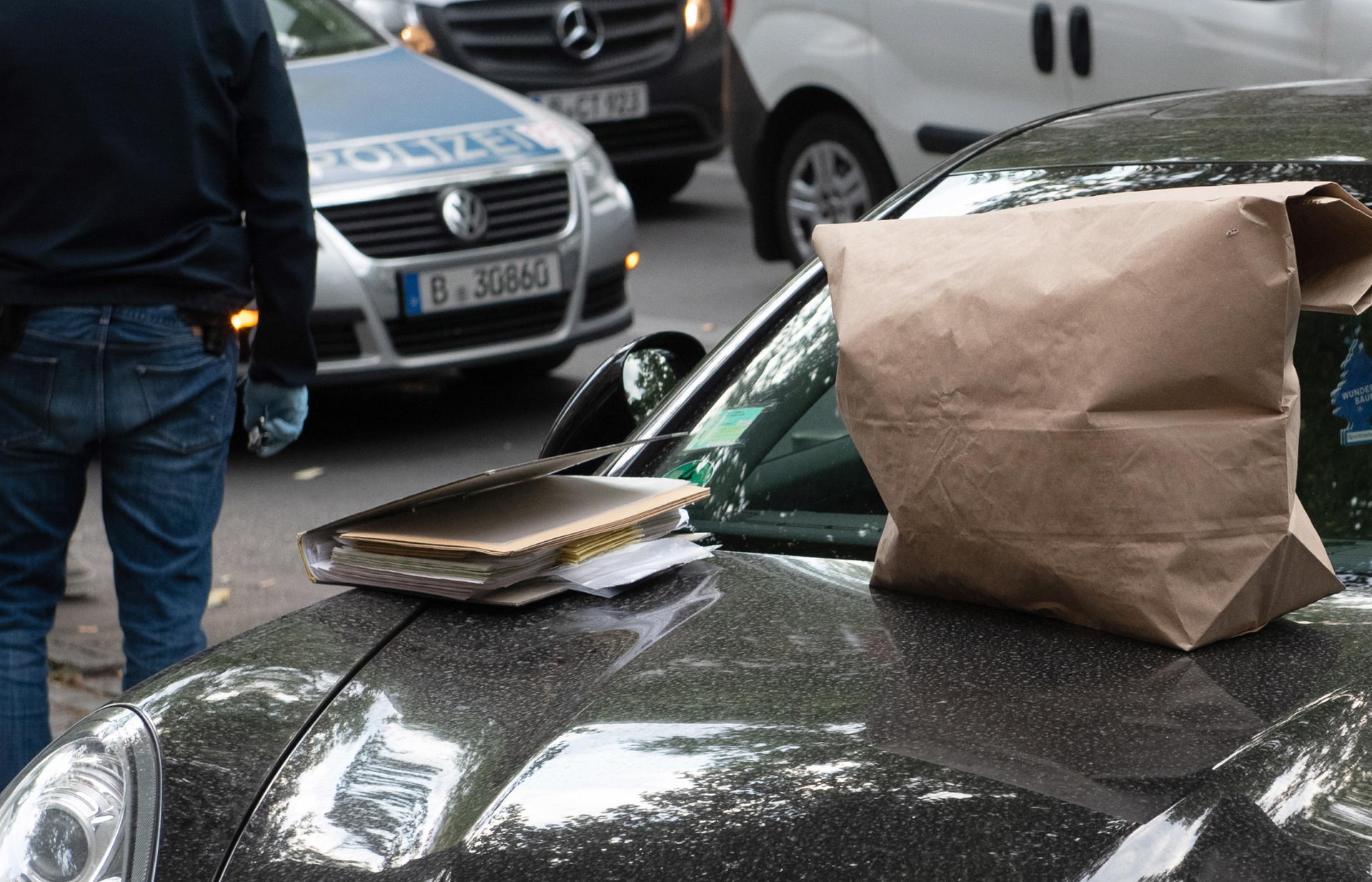 Die Ermittler beschlagnahmten bei der Razzia in Tiergarten und Kreuzberg Beweismittel wie Datenträger. 