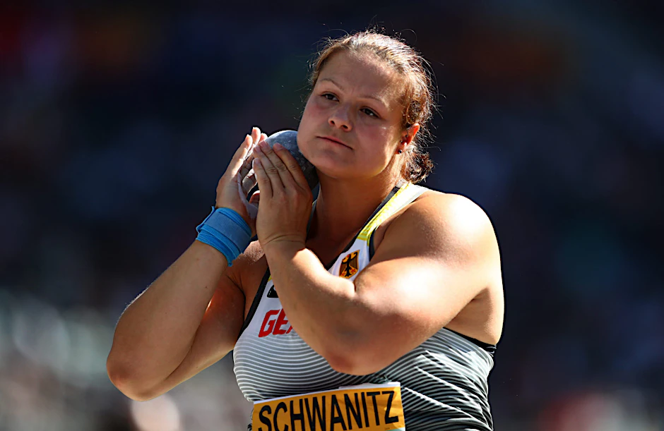Christina Schwanitz kuschelt mit der Kugel und steht wenig später im Finale.