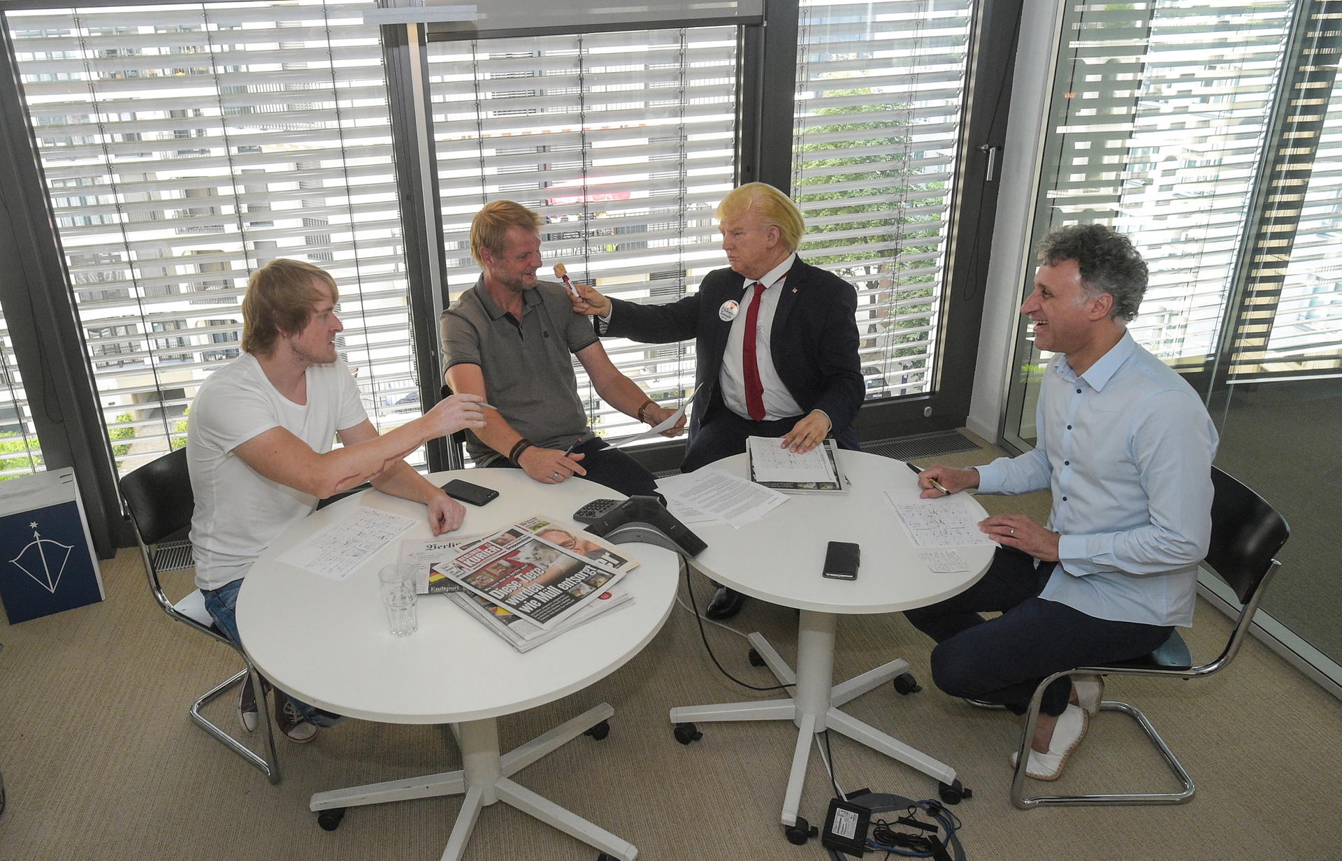 Trump in der Überschriften-Konferenz mit den diensthabenden Chefs des KURIER. 