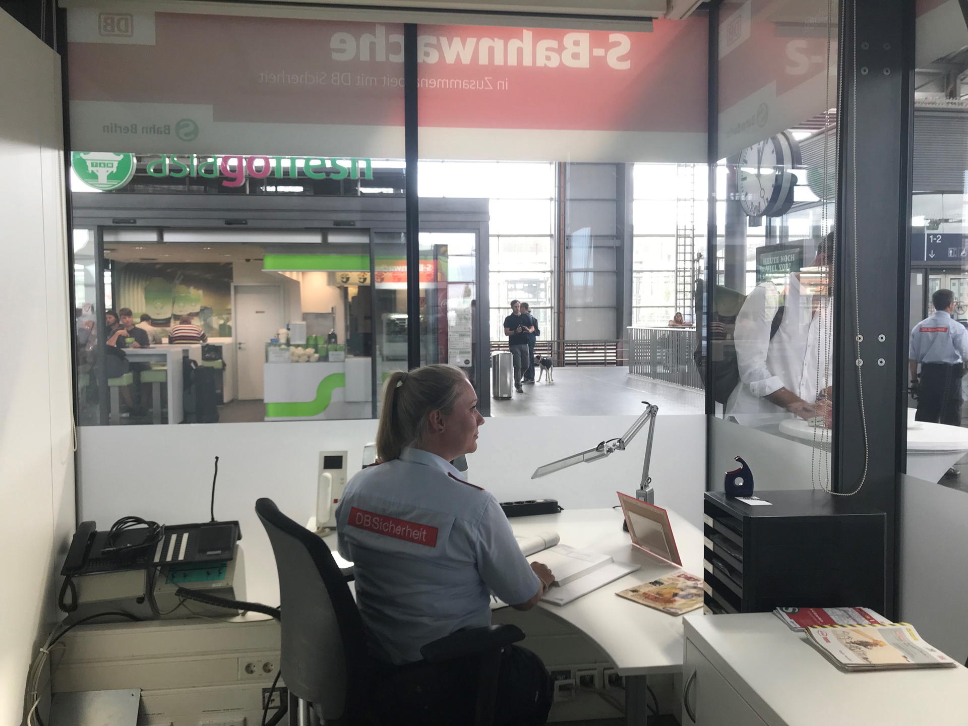 Eine Mitarbeiterin der DB Sicherheit guckt aus dem Fenster.