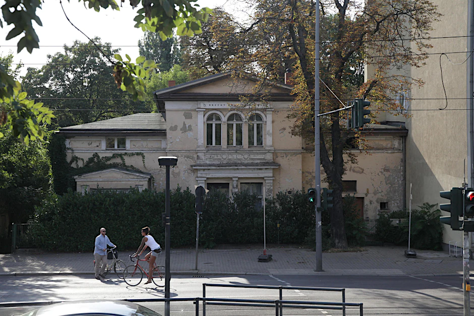 Die Fassade des Brecht-Hauses an der Berliner Allee ist bröckelig.