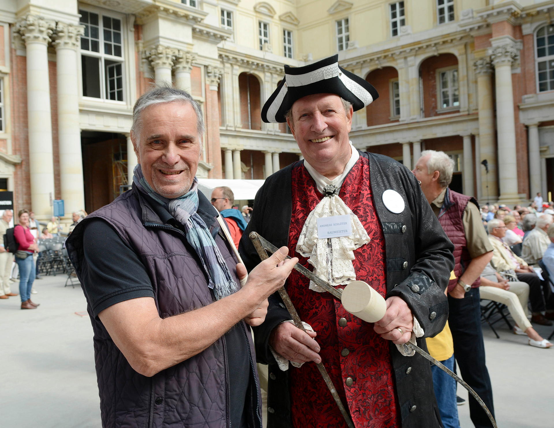 Bernd Schmidt (l.) ist Schlossfan, verfolgt den Baufortschritt täglich via Webcam. Als Baumeister Schlüter beantwortet Ulrich Kirschbaum die Fragen der Besucher.