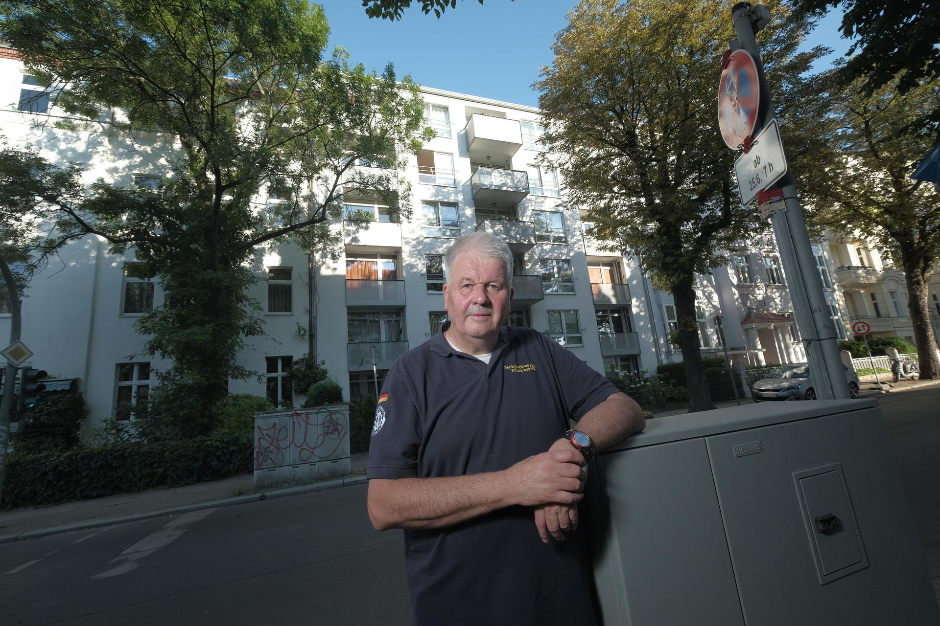 Albrecht Broemme, heute 65, vor dem wieder aufgebauten Haus. 