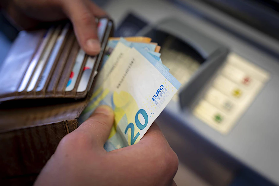 Nach dem Diebstahl behauptete der Polizist, es sei nie Geld in der Geldbörse gewesen. 