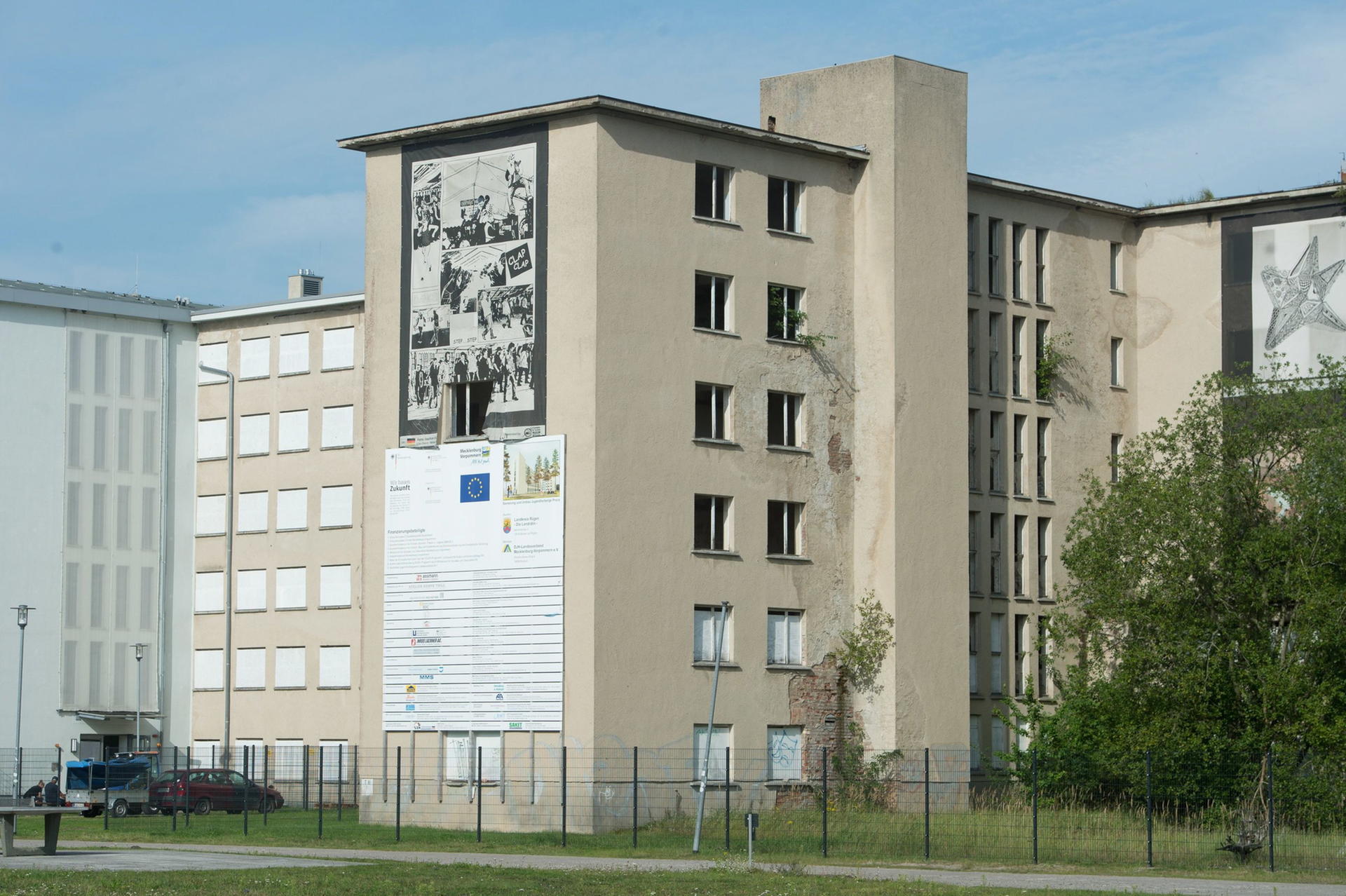Blick auf Block 5 im denkmalgeschützten Komplex Prora: Hier gibt es seit sieben Jahren eine Jugendherberge. 