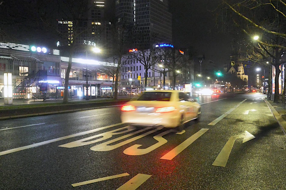 Auf Kudamm, Heerstraße und Stadtring tobt der Tempowahn (Symboldbild).