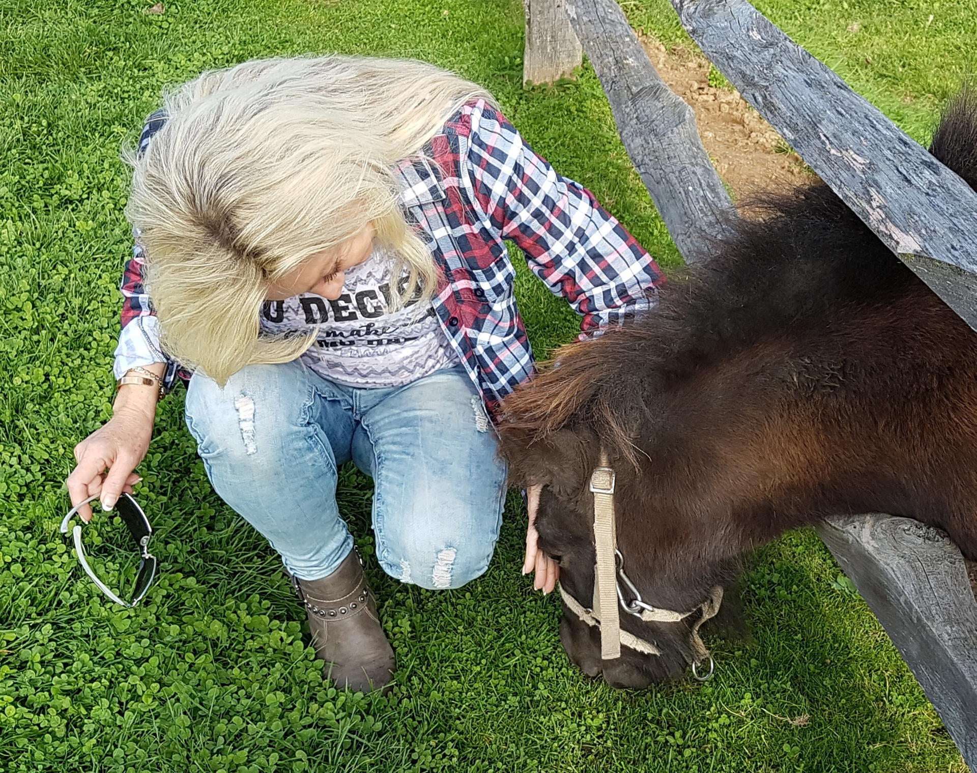 Martina ist mit Tieren aufgewachsen: mit Katzen, Hunden und einem Gänserich, den sie liebte. Mit ihnen konnte sie kuscheln. „Meine Eltern haben nie mit uns geschmust, geschweige denn uns auf den Schoß genommen“, sagt sie.
