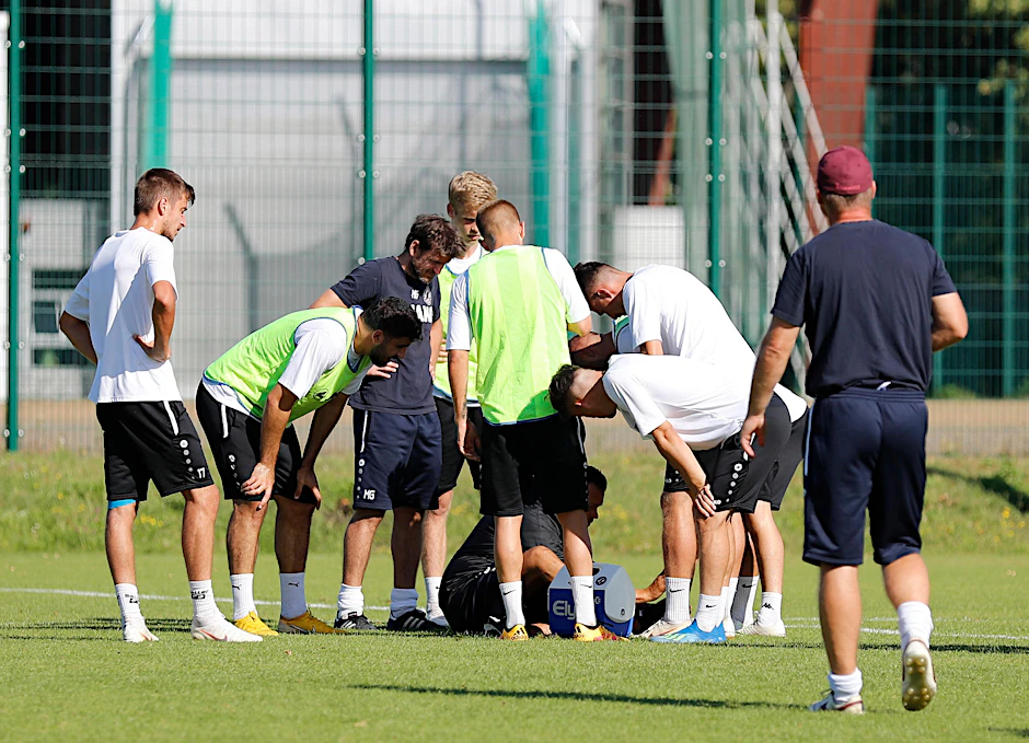 Physio Adrian Marklowski versorgt Bilal Cubukcu nach dem Unfall.