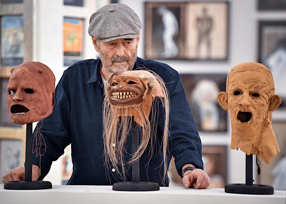 Die ganze Welt der Wandlungen: Wolfgang Utzt in der Ausstellung seiner Masken in Neuhardenberg. 