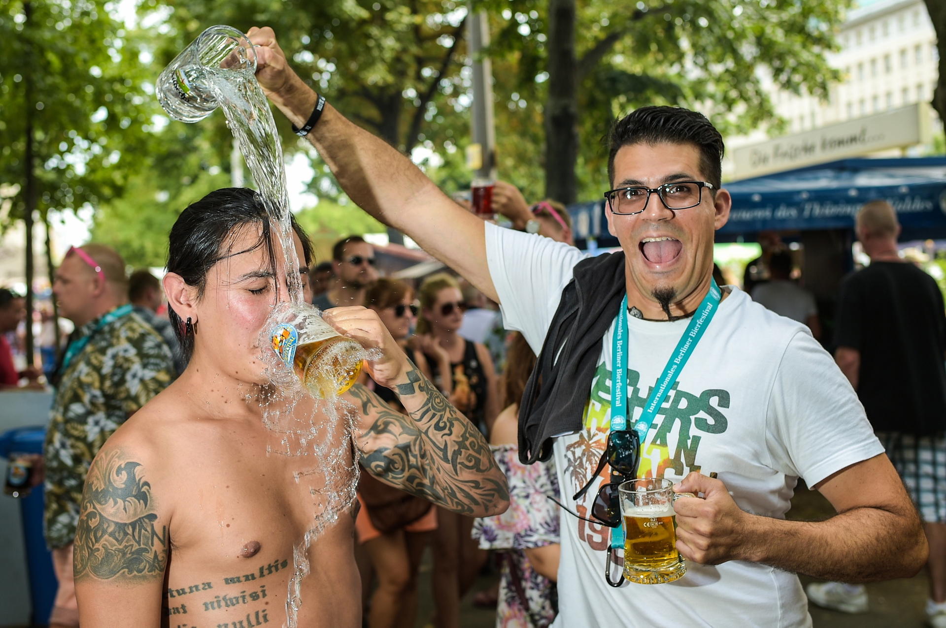 Eiskalte Dusche gegen den Hitze-Kollaps: Christian (re.) macht Eduardo nass.