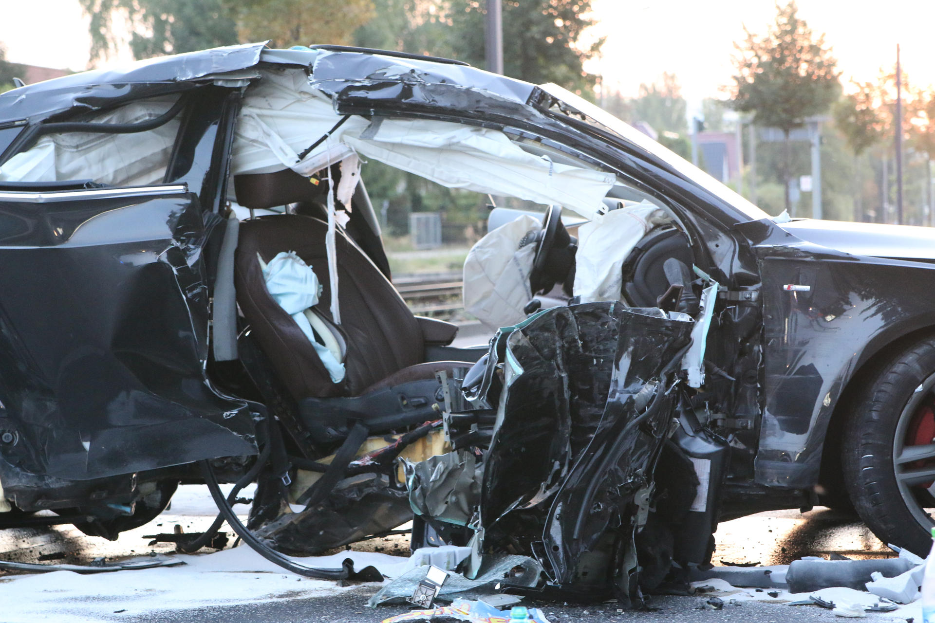 Um den Beifahrer aus dem Wrack zu holen, wurde der A7 aufgeschnitten.