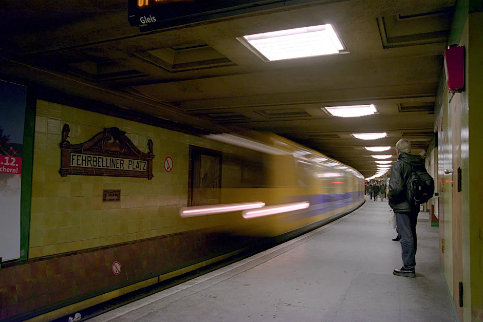 In der U-Bahn-Station Fehrbelliner Platz spielte eine Gruppe von Waffen-Fans einen Anti-Terror-Einsatz nach.