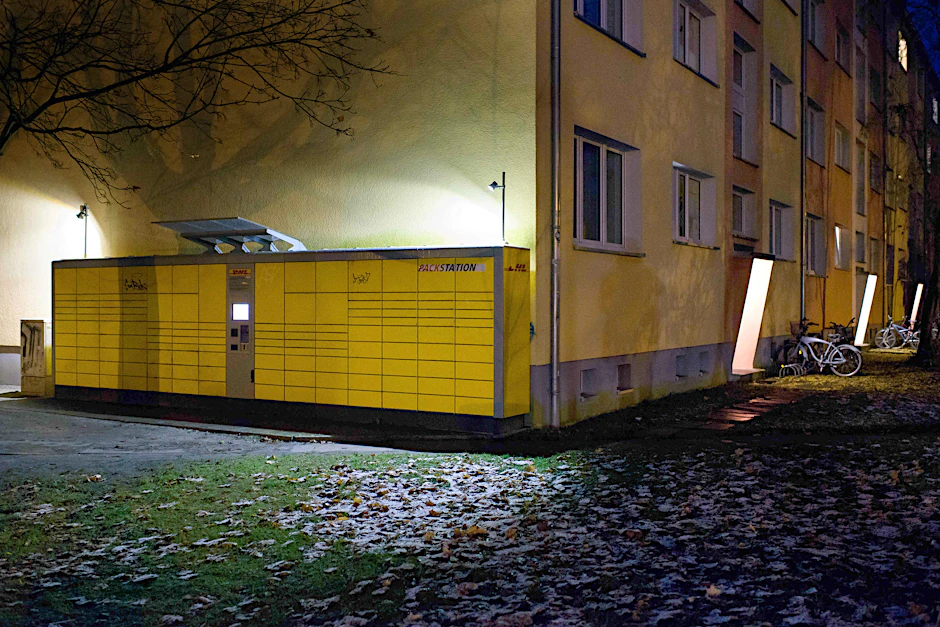 Die DHL-Packstation an der Kantstraße Ecke Roseggerstraße, in der die Paketbombe aufgegeben wurde.