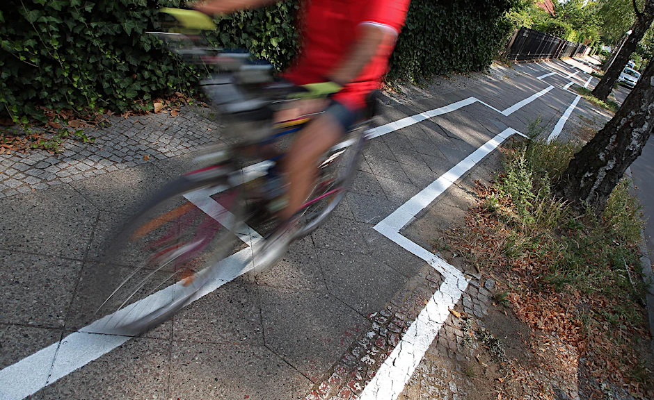 Einen außergewöhnlichen Verlauf eines Radweges hat eine Firma auf einem Gehweg in der Leo-Baeck-Straße im Bezirk Zehlendorf aufgemalt. 