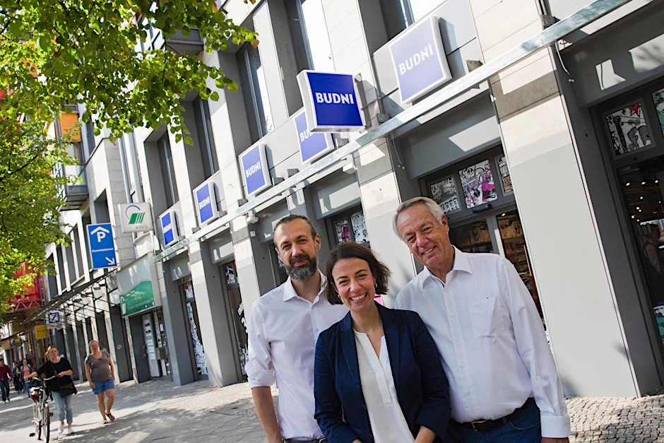 Neuer in der Schönhauser Allee 120: Christoph (v.l.n.r.), Julia und Cord Wöhlke sind die Geschäftsführer des Unternehmens Budnikowsky.