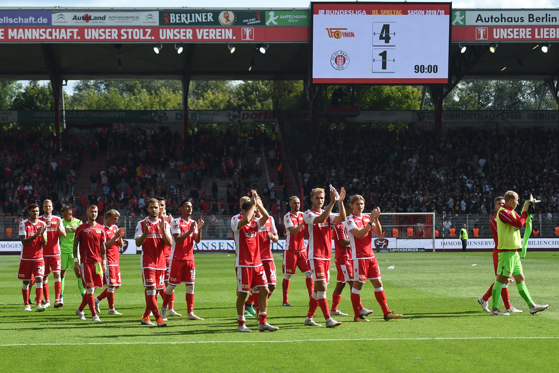 Nach dem Sieg gegen St. Pauli holte sich das Team den Applaus von den Rängen ab. 