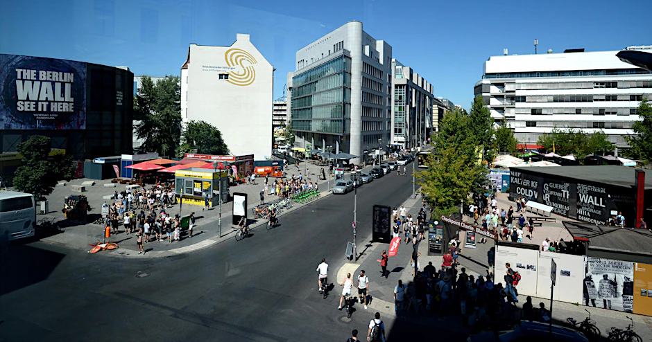 Der ehemalige Übergang Checkpoint Charlie ist ein Touristenmagnet.