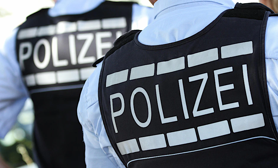 In Polizei-Westen gekleidete Polizisten: Pensionäre sollen wieder in den Dienst geholt werden. 