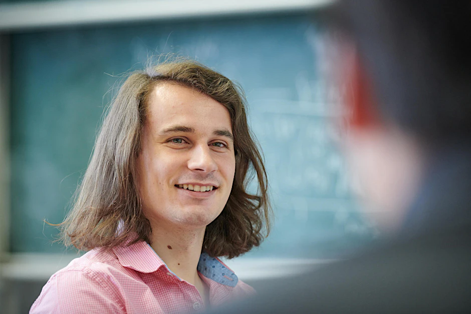 Der deutsche Mathematiker Peter Scholze in seinem Büro im Hausdorff Center for Mathematics. 