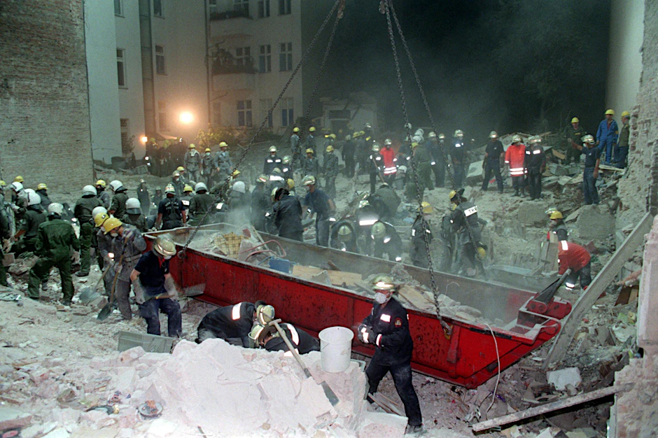 300 Helfer waren immer am Unglücksort. Insgesamt waren es 3000. Sie trugen 2000 Tonnen Schutt mit den Händen ab.