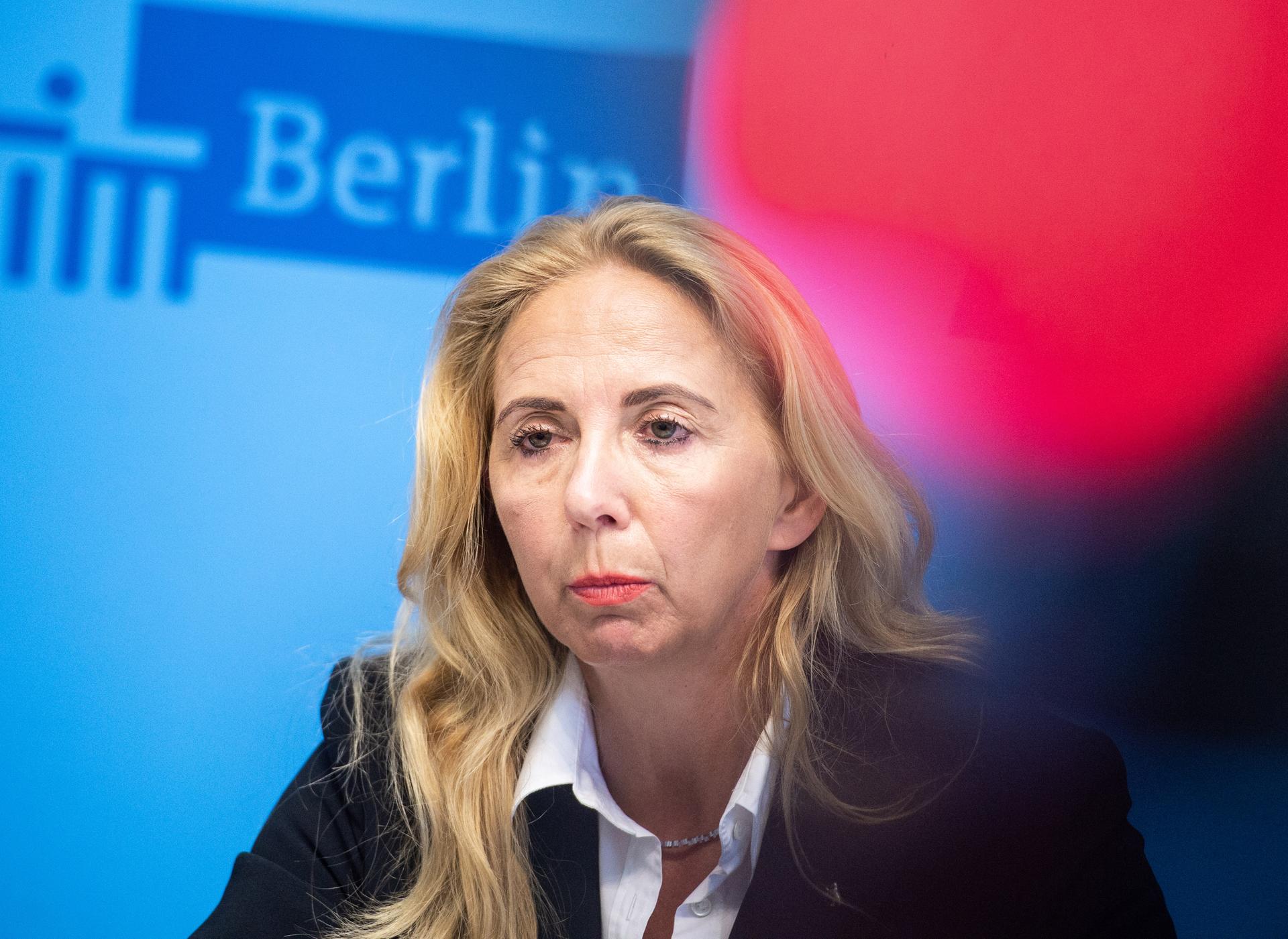 Barbara Slowik, Berlins neue Polizeipräsidentin, spricht bei der Senatspressekonferenz. Im Kampf gegen den drohenden Personalmangel will Berlins Polizeipräsidentin Barbara Slowik ältere Beamte freiwillig länger arbeiten lassen und Pensionäre zurück in den Dienst holen.