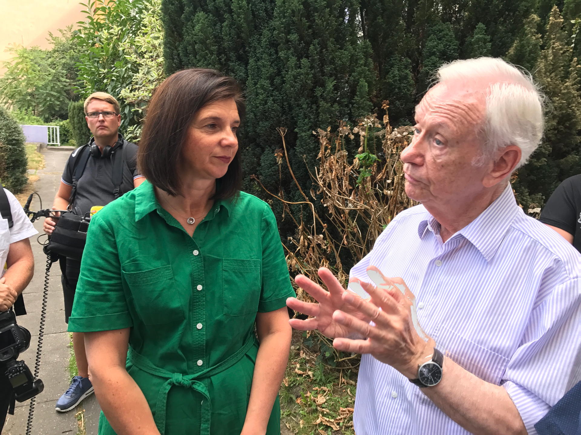 Im Gespräch: Katrin Göring-Eckardt (Grüne) und Mieter Wolfgang Hoth.