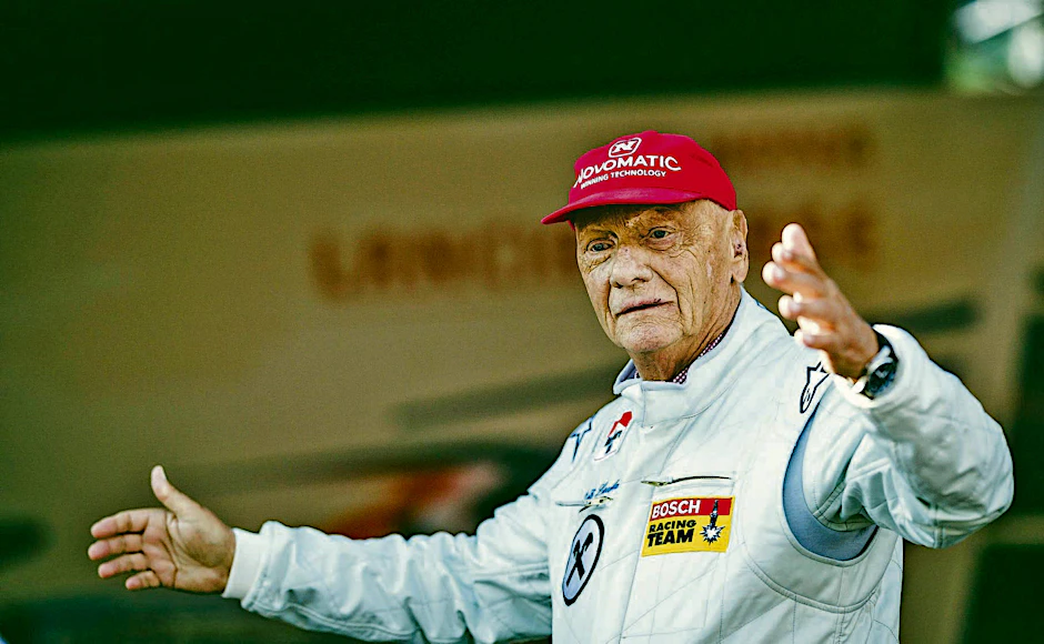 Niki Lauda hebt fast beschwörend die Arme.