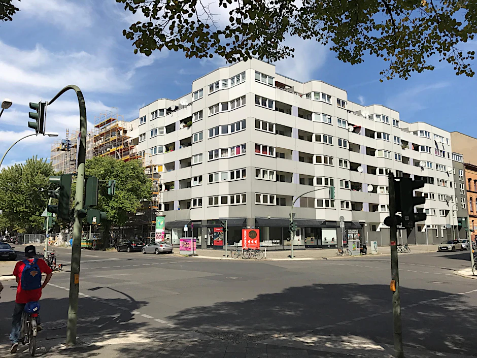 Ein Teil der Fassade ist eingerüstet: 70er-Jahre-Bau Lützow-/Ecke Genthiner Straße.