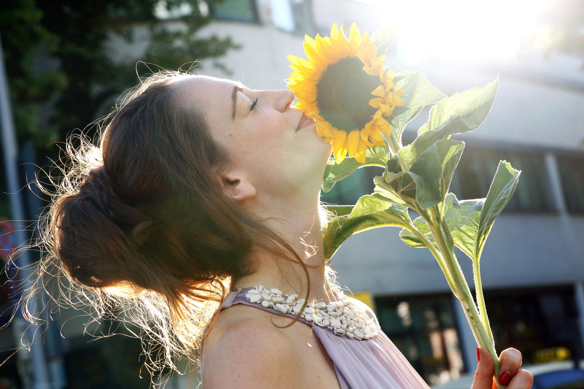 Mona liebt Blumen über alles.