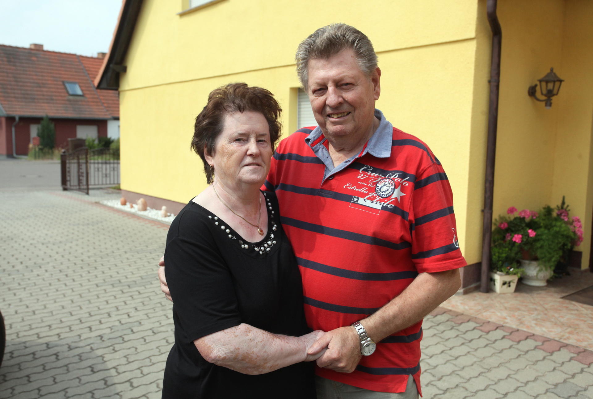Anita und Horst Leben (beide 78 Jahre) wohnen seit 1962 in Frohnsdorf. Sie nahmen Papiere, Medikamente und einige Fotos mit.