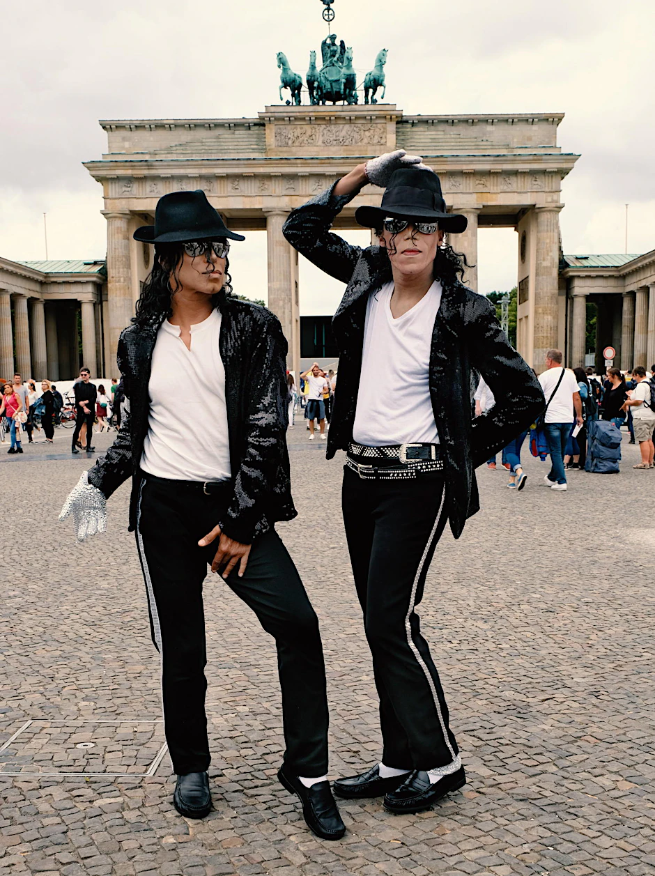 Die Jacko-Darsteller Koffi Missah (li.) und Dantanio Goodman posen vor dem Brandenburger Tor für „Beat It!“.