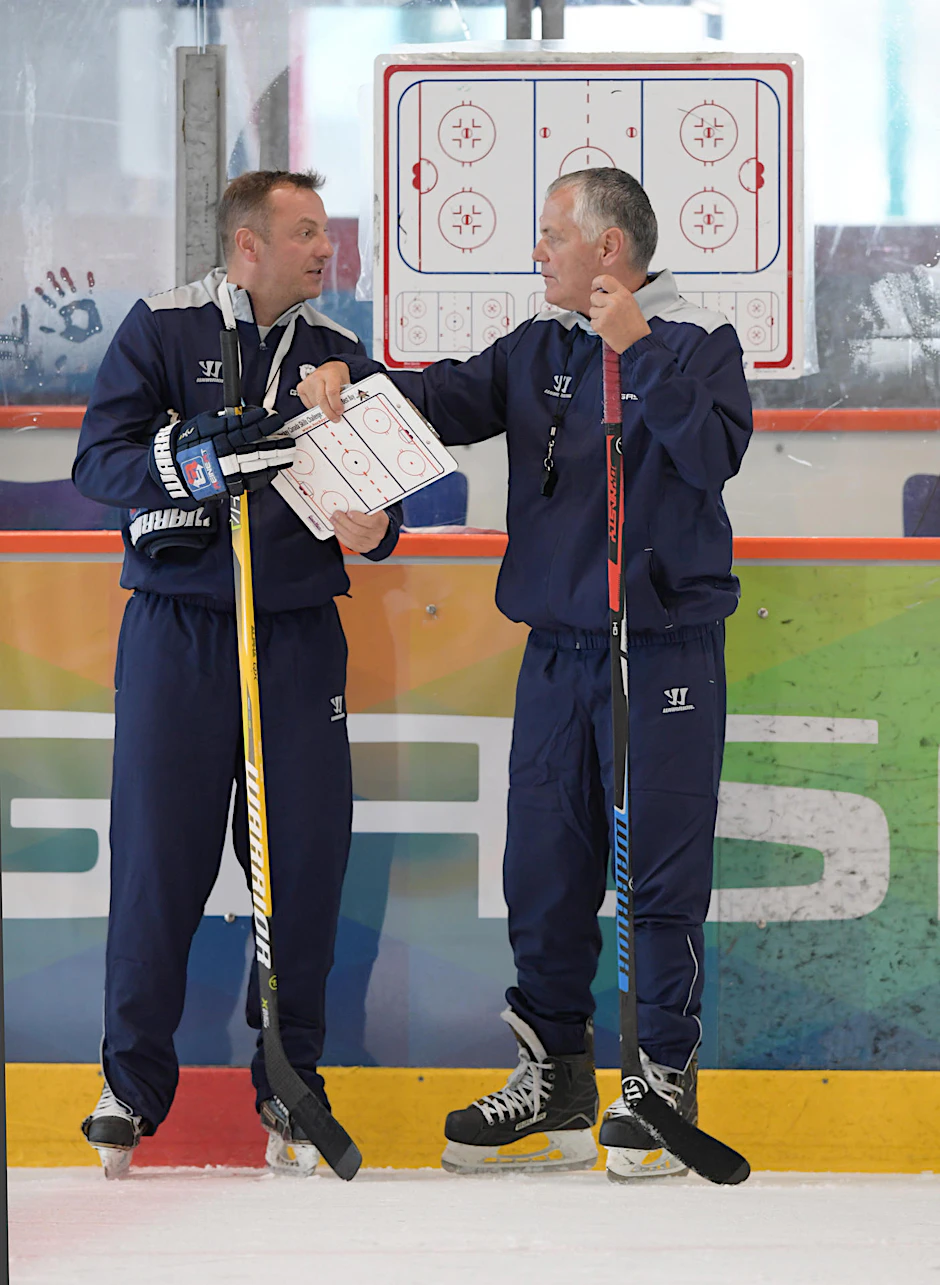 Clément Jodoin (r.) mit seinem Co-Trainer Steffen Ziesche an der Taktiktafel.
