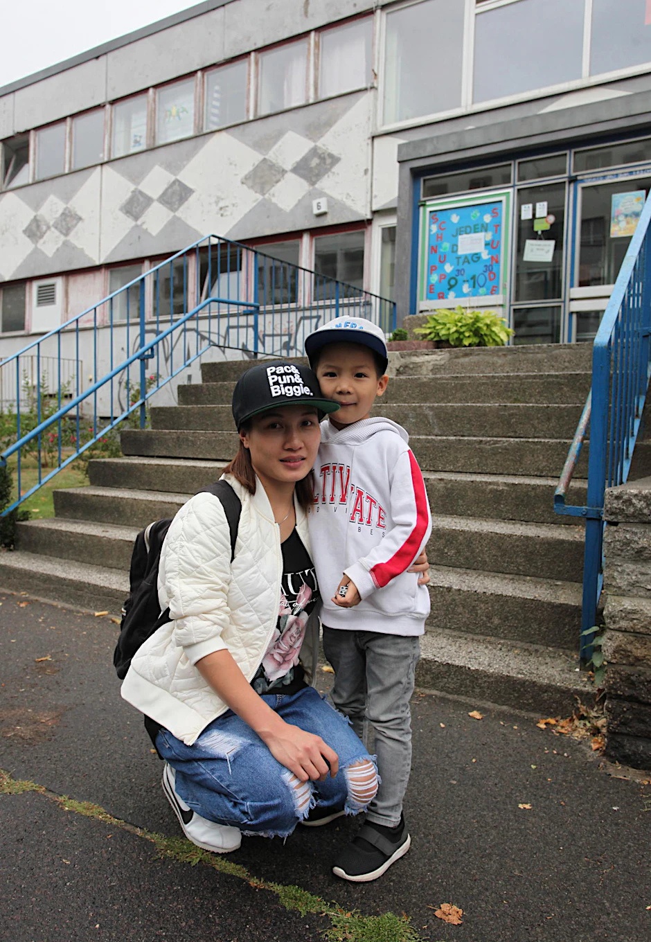 Yen N. (28) mit Sohn Lucas (5). Sie sagt: „Ich habe Angst um mein Kind. Hier ist auch eine Grundschule in der Nähe.“ 
