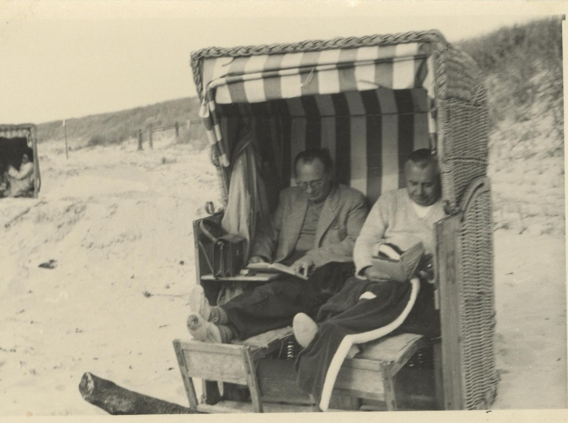 Der Schauspieler Ernst Busch(links, 1900-1980) verbrachte mehrere Urlaube am Strand von Ahrenshoop. Neben ihm im Strandkorb sitzt der Dramaturg Herbert Ihrig. 
