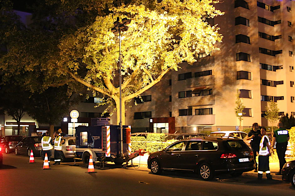 Eichhorster Weg in Reinickendorf: Polizisten haben nach Schüssen auf einen tschetschenischen Verein einen Mann festgenommen. 