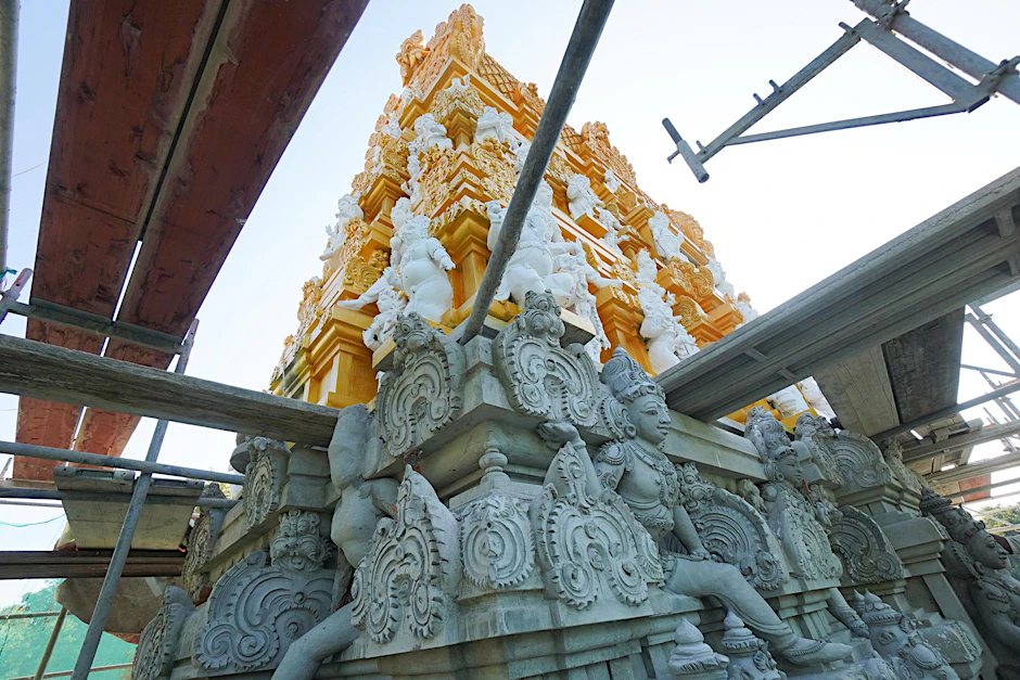 Blick auf die Spitze des Eingangstors des demnächst entstehenden Hindu-Tempels.