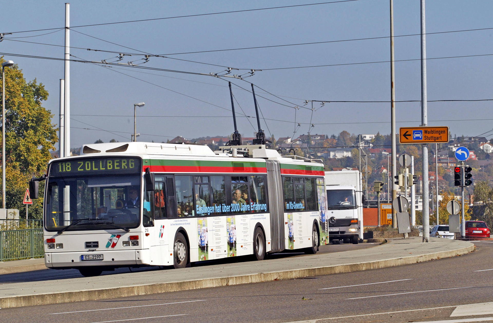Oberleitungsbus in Esslingen: Auch in Berlin sollen Strippen hängen.