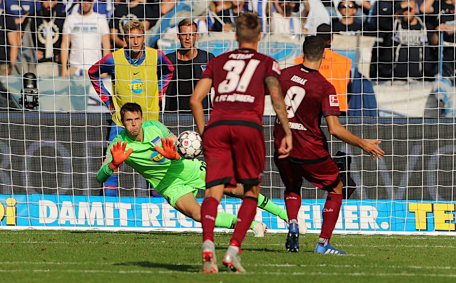 Lass dir knutschen! Jordan Torunarigha herzt Rune Jarstein nach dem parierten Elfer.