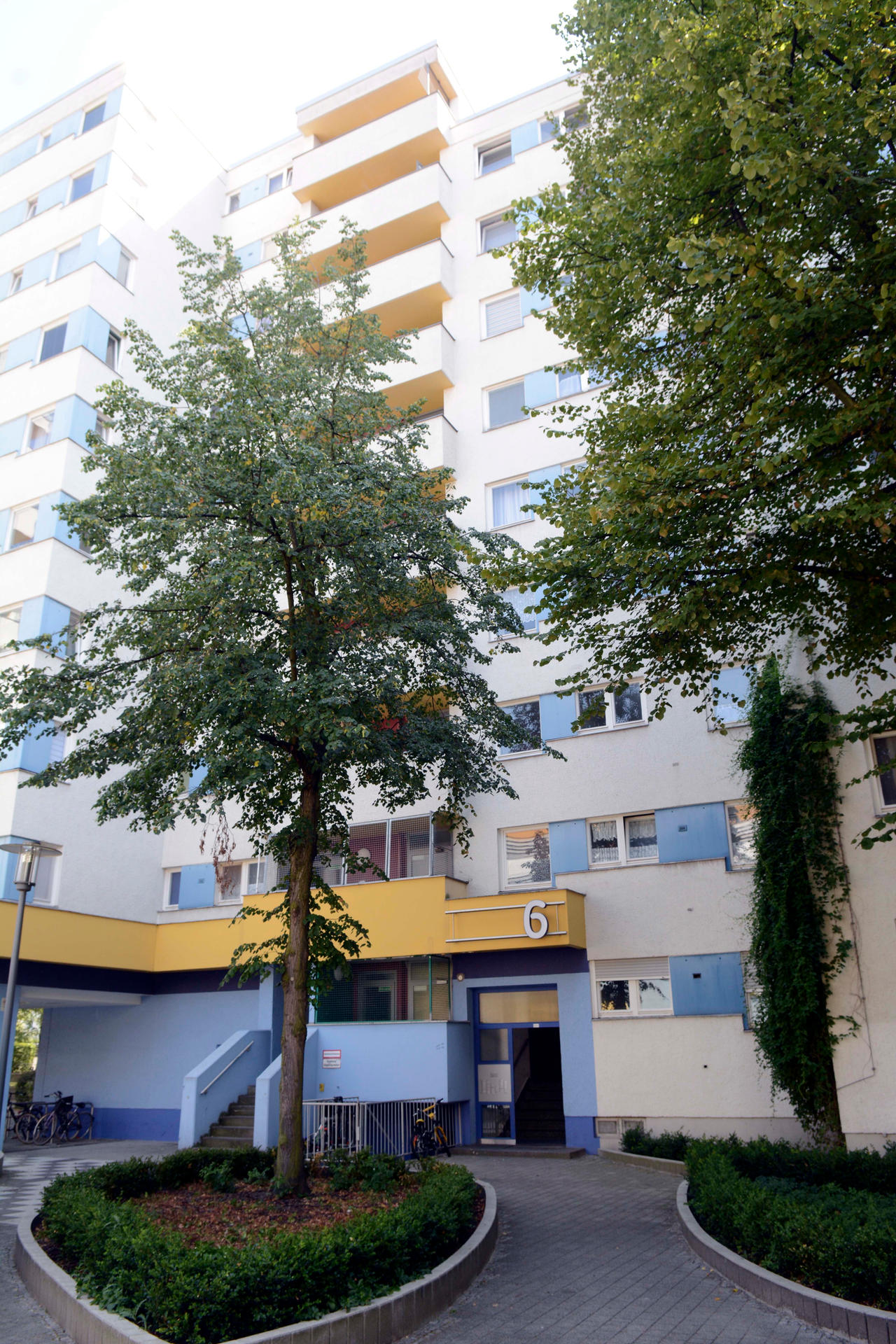 In diesem Hochhaus an der Demminer Straße hörte man Frauen-Schreie. Für die 40-Jährige kam jede Hilfe zu spät.